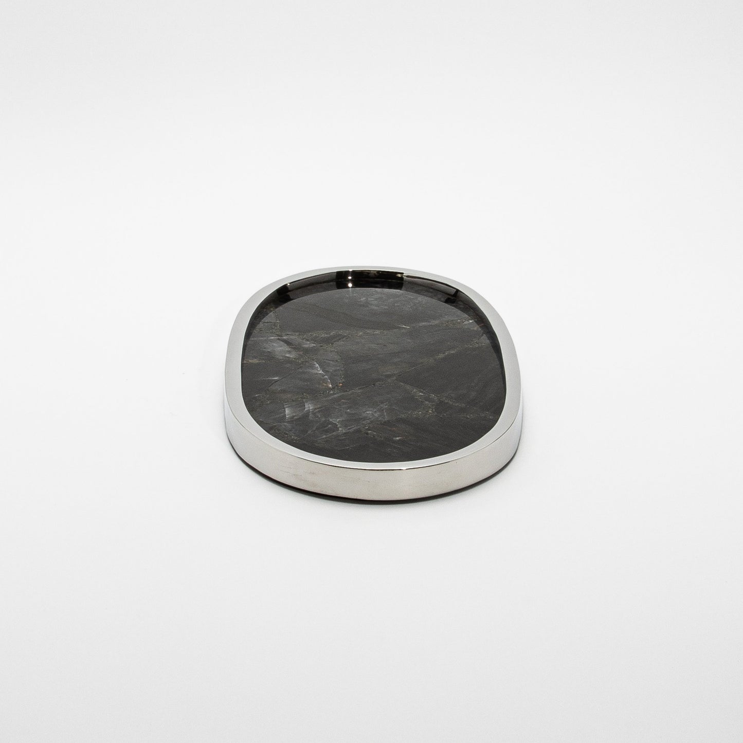Oval Tray in Quartz by Kifu Paris