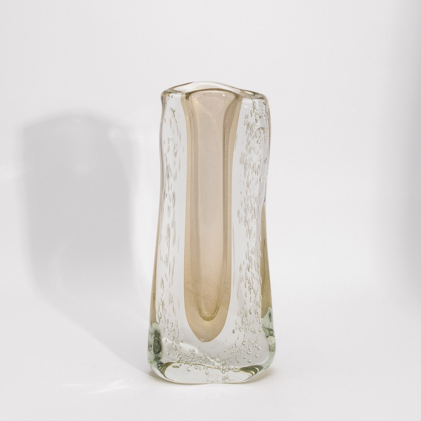 Murano Modern Fluid Vase in Clear with 24-karat Gold Flecks and Bubbles