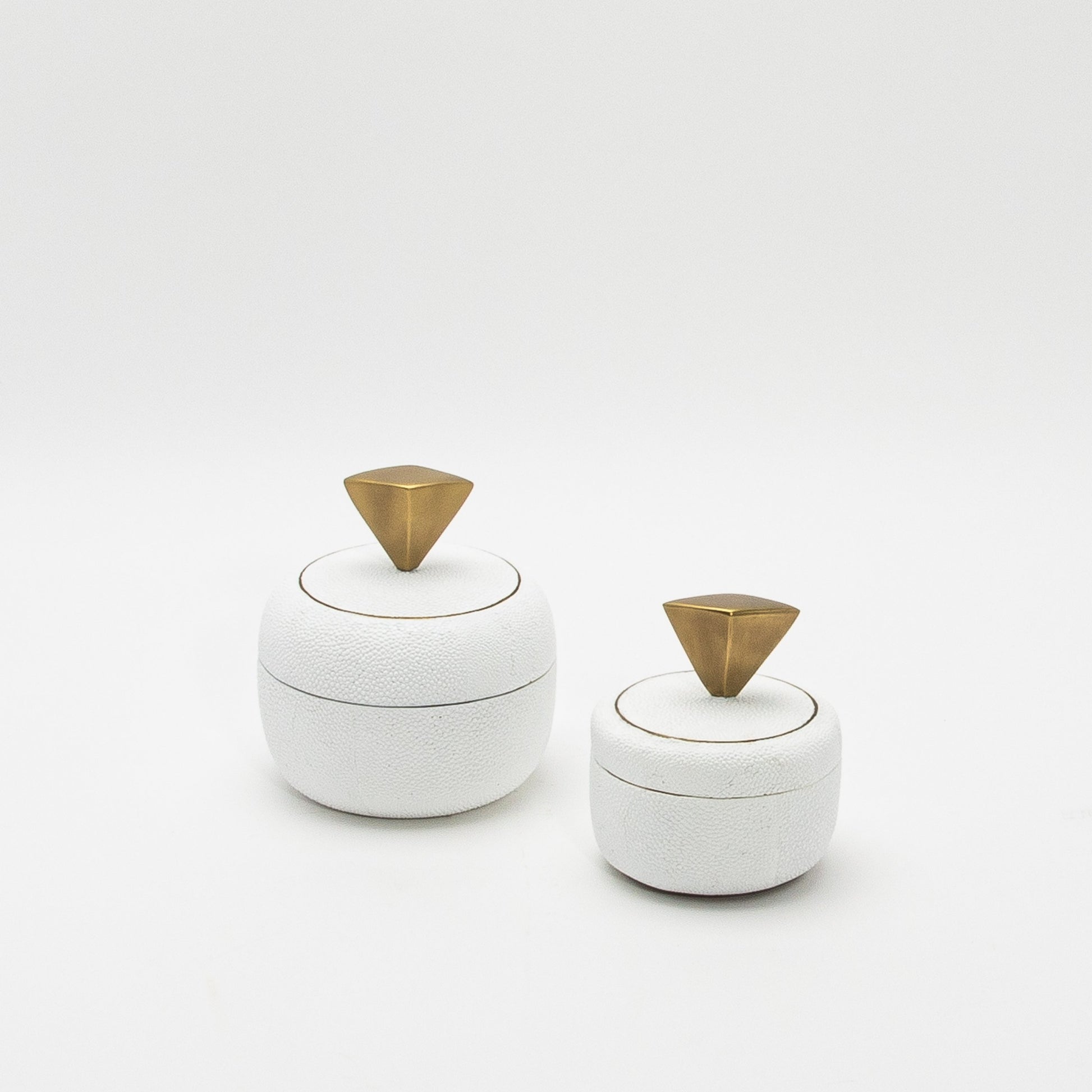Set of 2 Round Boxes in White Shagreen with Bronze Patina Brass Knob by Kifu Paris